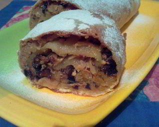 Штрудель с капустой, творогом и черносливом