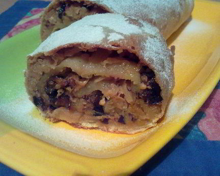 Штрудель с капустой, творогом и черносливом