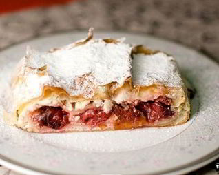 Штрудель с творогом и вишней