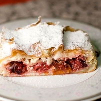 Штрудель с творогом и вишней