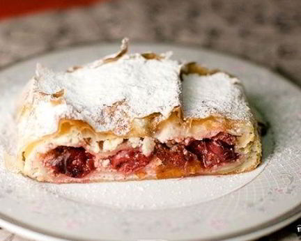 Штрудель с творогом и вишней