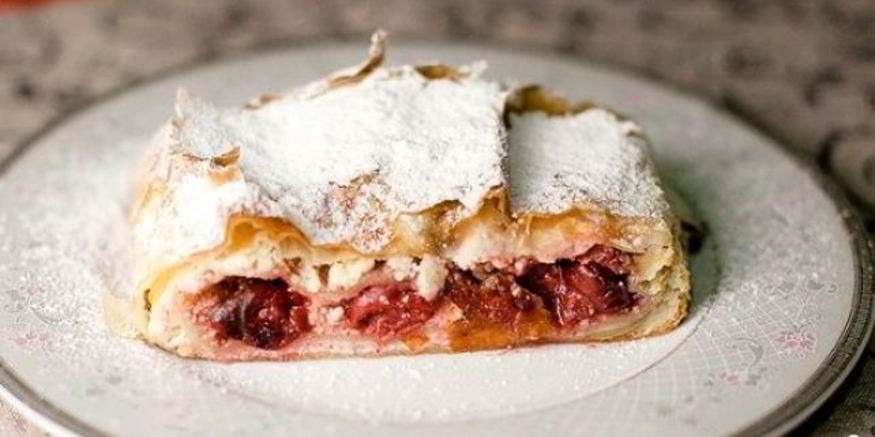 Рецепт штруделя с творогом и вишней