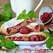 Рецепт Штруделя с творогом, малиной и грушей