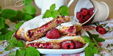 штрудель с творогом, малиной и грушей