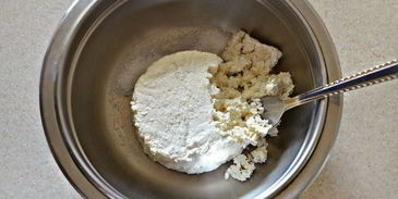 штрудель с творогом, малиной и грушей