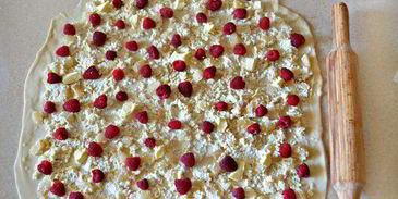 штрудель с творогом, малиной и грушей