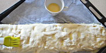 штрудель с творогом, малиной и грушей