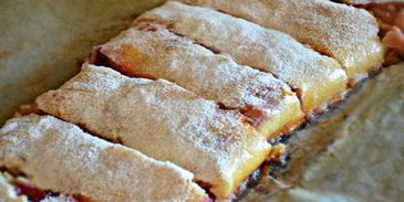 штрудель с творогом, малиной и грушей