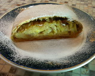 Штрудель с яблоками и корицей