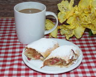 Штрудель с яблоками из слоеного теста