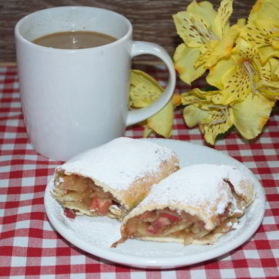 Штрудель с яблоками из слоеного теста