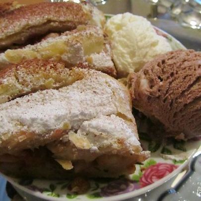 Штрудель яблочный с изюмом и малиной