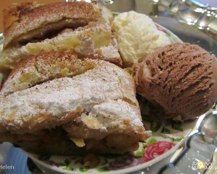 Штрудель яблочный с изюмом и малиной