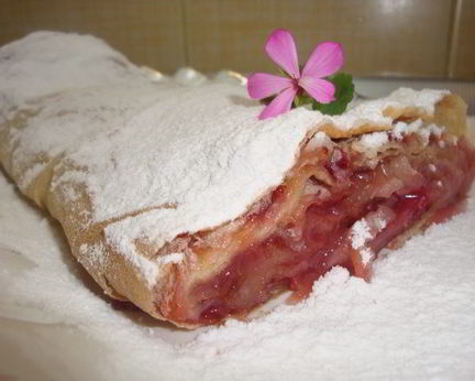 Сливовый штрудель из лаваша