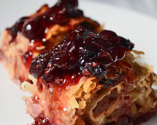 Яблочный штрудель из теста фило с ягодным вареньем