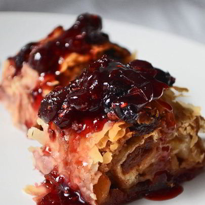 Яблочный штрудель из теста фило с ягодным вареньем