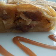 Рецепт Яблочного штруделя с изюмом и карамельной крошкой