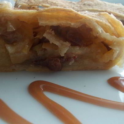Яблочный штрудель с изюмом и карамельной крошкой