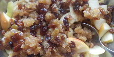 яблочный штрудель с изюмом и карамельной крошкой