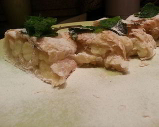 Яблочный штрудель с мятой и кардамоном