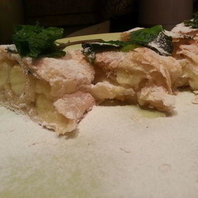 Яблочный штрудель с мятой и кардамоном