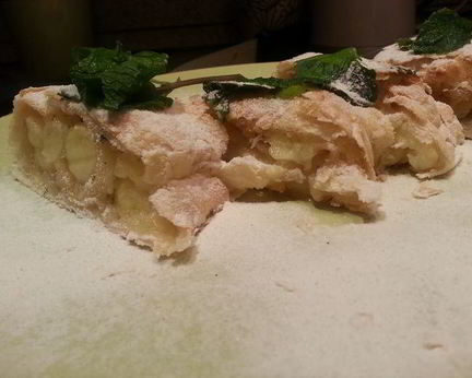 Яблочный штрудель с мятой и кардамоном