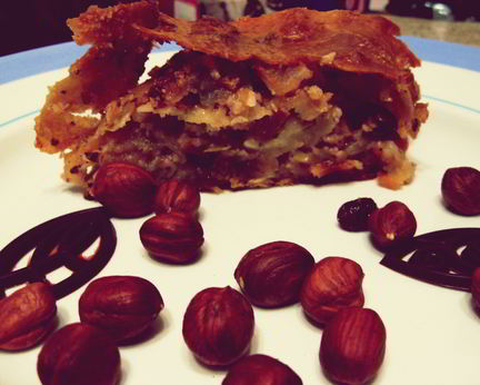 Яблочный штрудель с орехами, изюмом и корицей