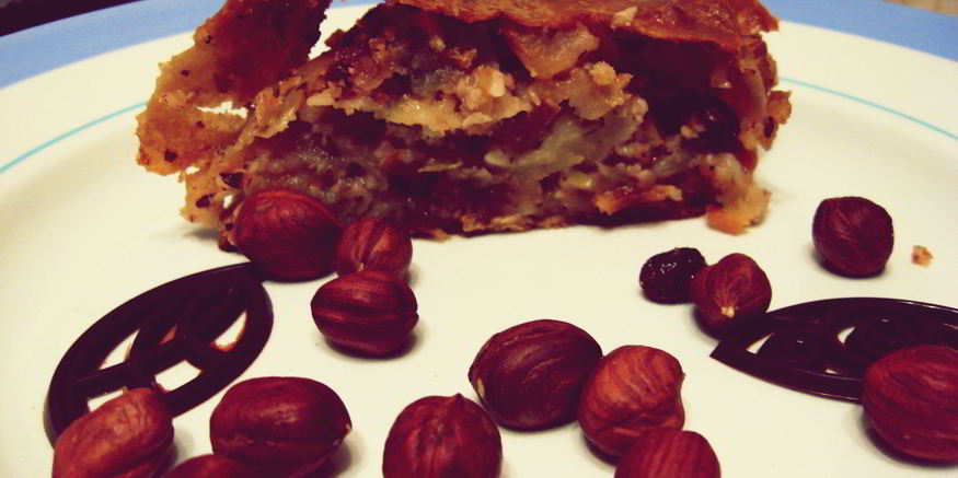 Рецепт яблочного штруделя с орехами, изюмом и корицей