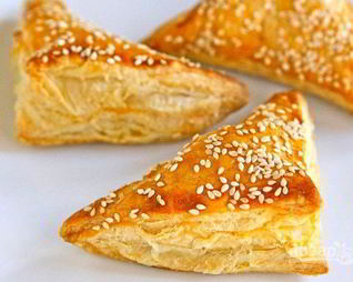 Слойки из бездрожжевого теста с сыром