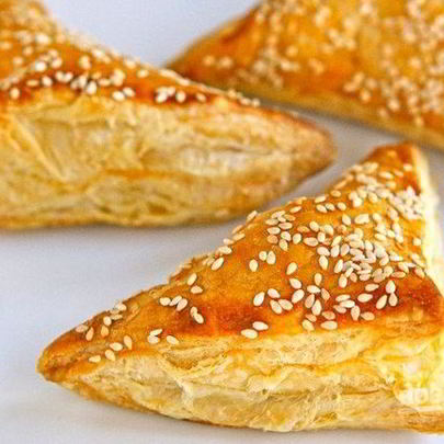 Слойки из бездрожжевого теста с сыром