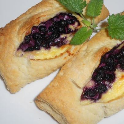 Слойки с черникой и творогом