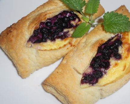 Слойки с черникой и творогом