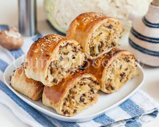 Слойки с квашеной капустой и грибами