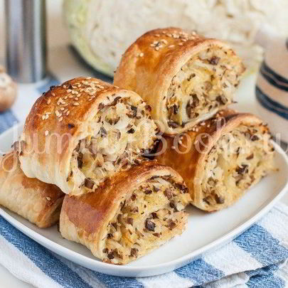 Слойки с квашеной капустой и грибами