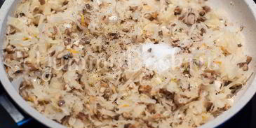 слойки с квашеной капустой и грибами