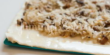 слойки с квашеной капустой и грибами