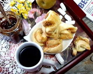 Слойки с маршмеллоу и орехами