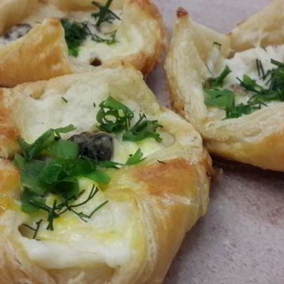 Слойки с сыром, курицей, грибами и соусом бешамель