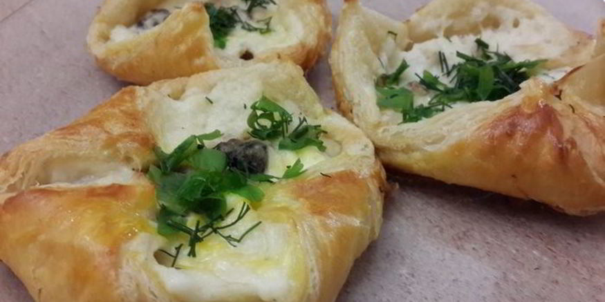 Рецепт слоек с сыром, курицей, грибами и соусом бешамель