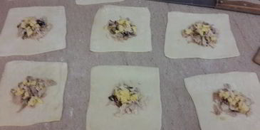 слойки с сыром, курицей, грибами и соусом бешамель