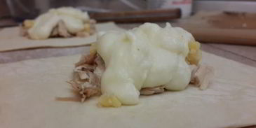 слойки с сыром, курицей, грибами и соусом бешамель