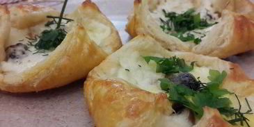 слойки с сыром, курицей, грибами и соусом бешамель