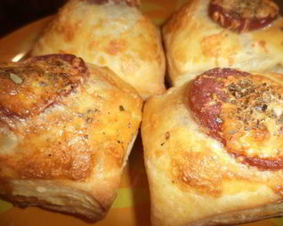 Слойки с сыровяленой колбаской и сыром