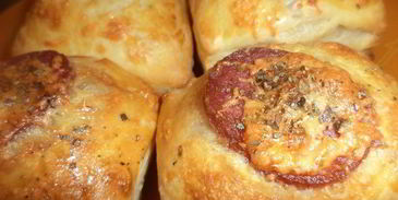 слойки с сыровяленой колбаской и сыром