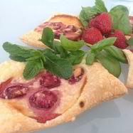 Рецепт Слоек с творогом и клубникой