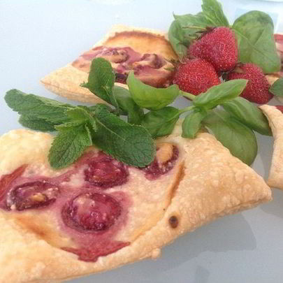 Слойки с творогом и клубникой