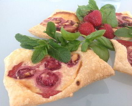 Слойки с творогом и клубникой