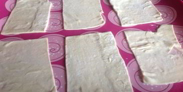 слойки с творогом и клубникой