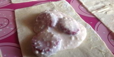 слойки с творогом и клубникой