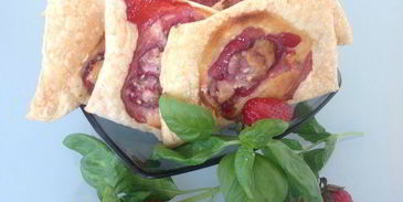 слойки с творогом и клубникой